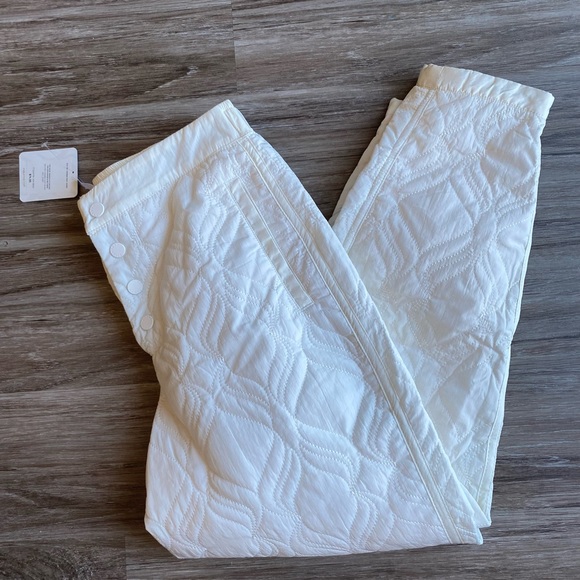 Fabletics Apres Ski Quilted Taper Jogger Pant Egret - Picture 2 of 9